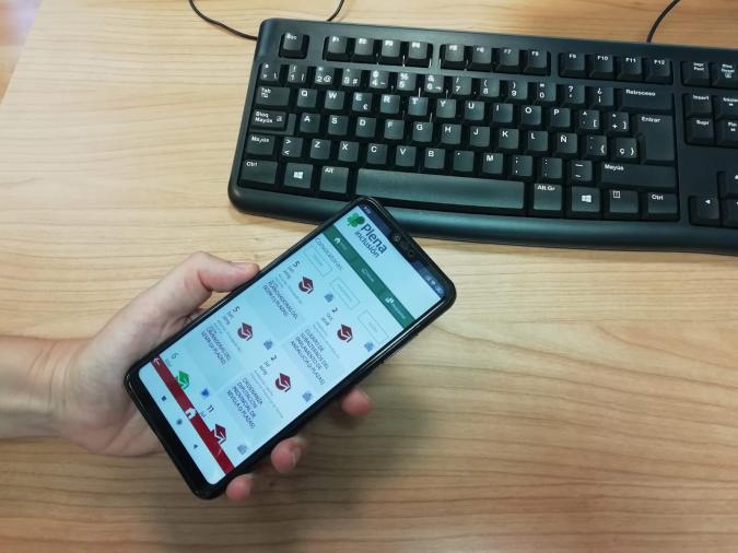 mano con móvil con la app de empleo público