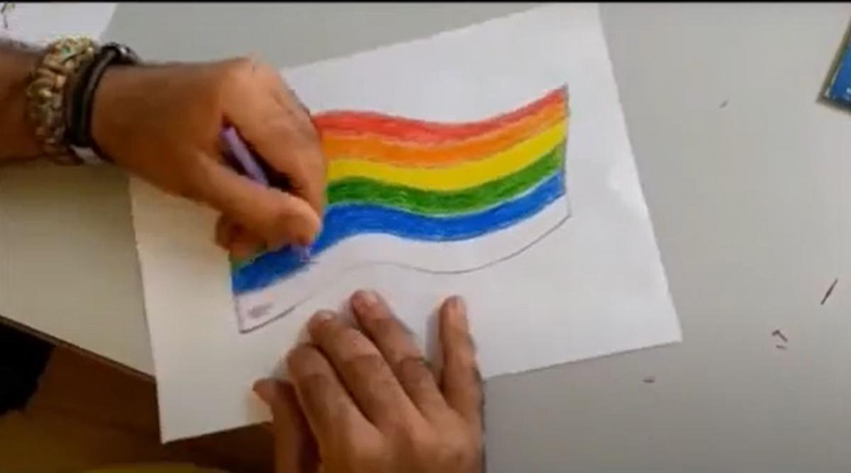 persona dibuja bandera orgullo