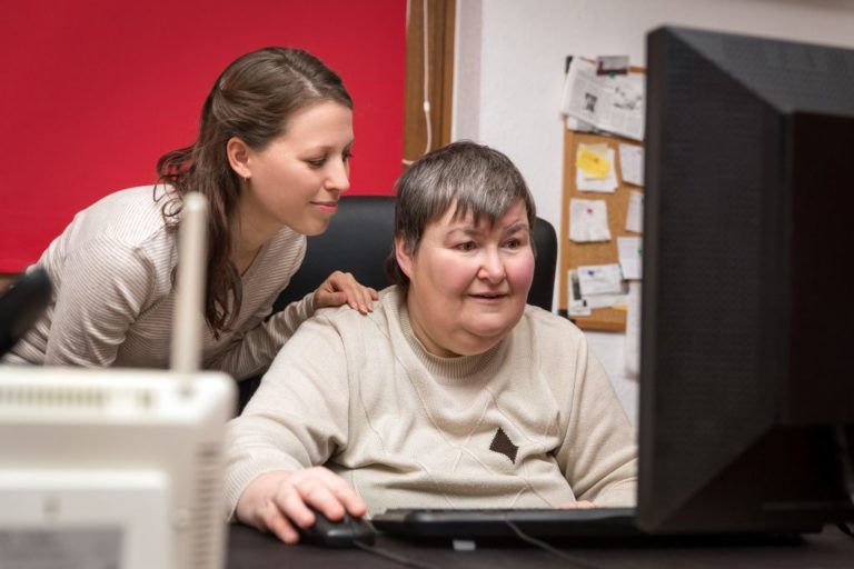 ordenador persona discapacidad compañera preparadora laboral trabajo empleo