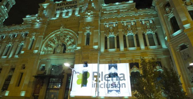 ayuntamiento de Madrid iluminado de verde y con el logo de Plena inclusión