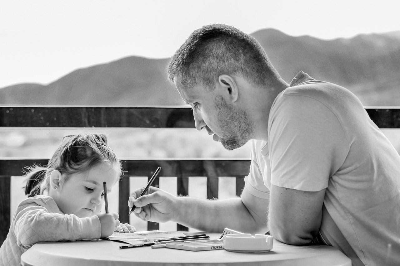 foto niña hombre padre familia conciliación deberes tarea casa