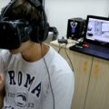 joven autismo gafas realidad virtual pantalla dentista detrás