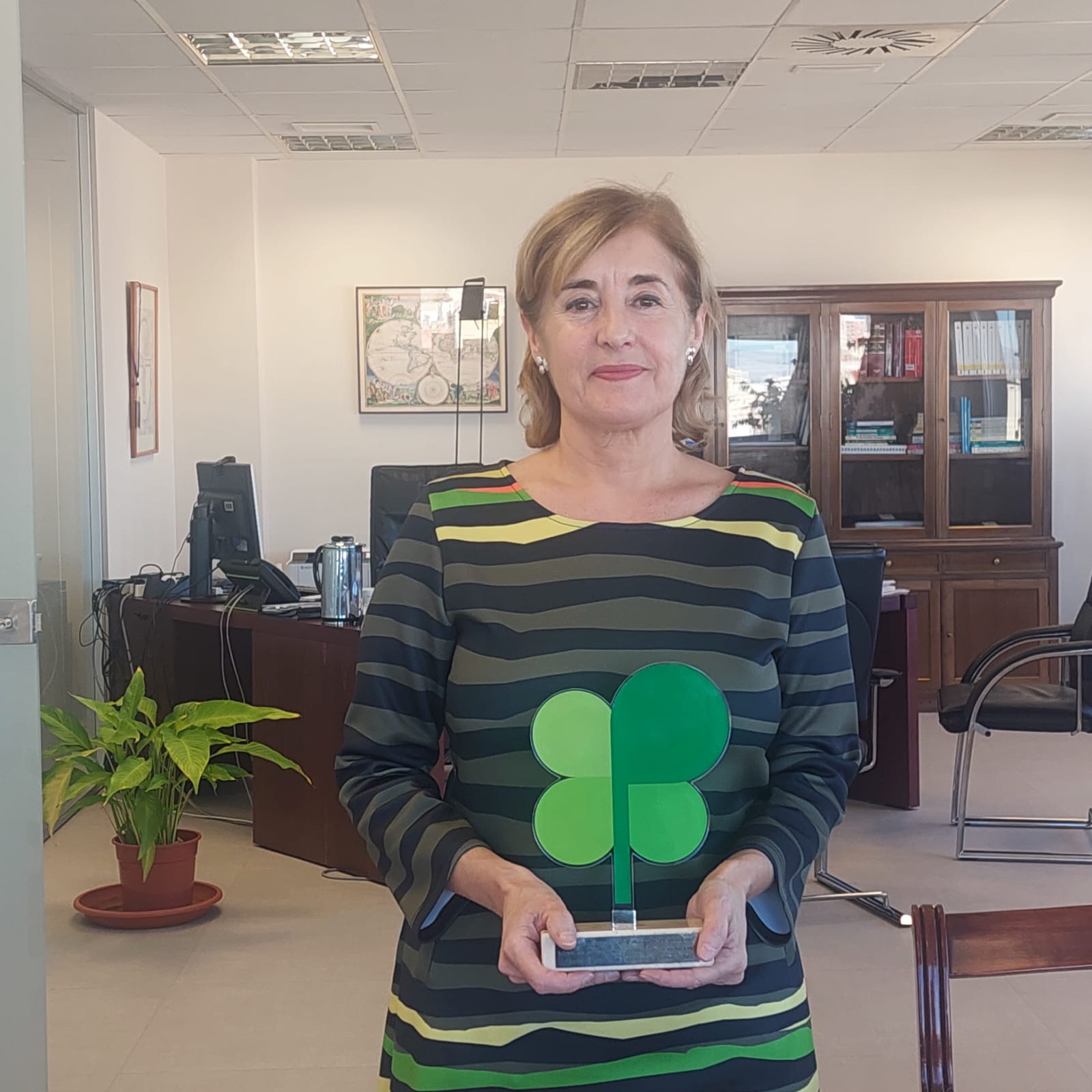 Isabel Borrel con un premio que le otorgó Plena inclusión en 2019