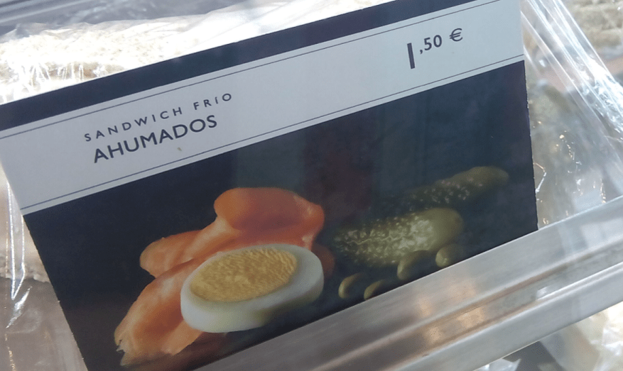 Texto: Sandwith frío ahumados. Foto: huevo duro, salmón, pepinillos y aceitunas