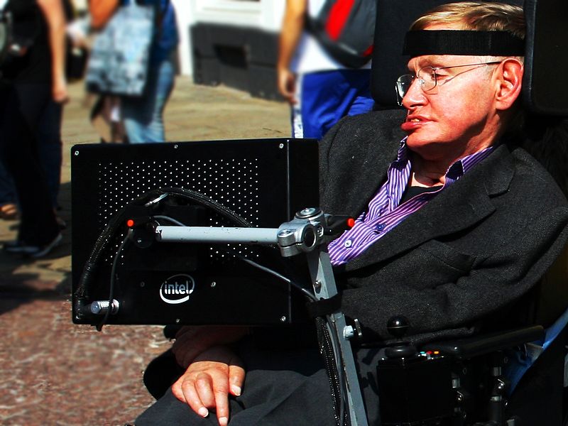 El científico Stephen Hawking usaba un comunicador. Es una ayuda de alta tecnología. Foto: Wikipedia Commons.