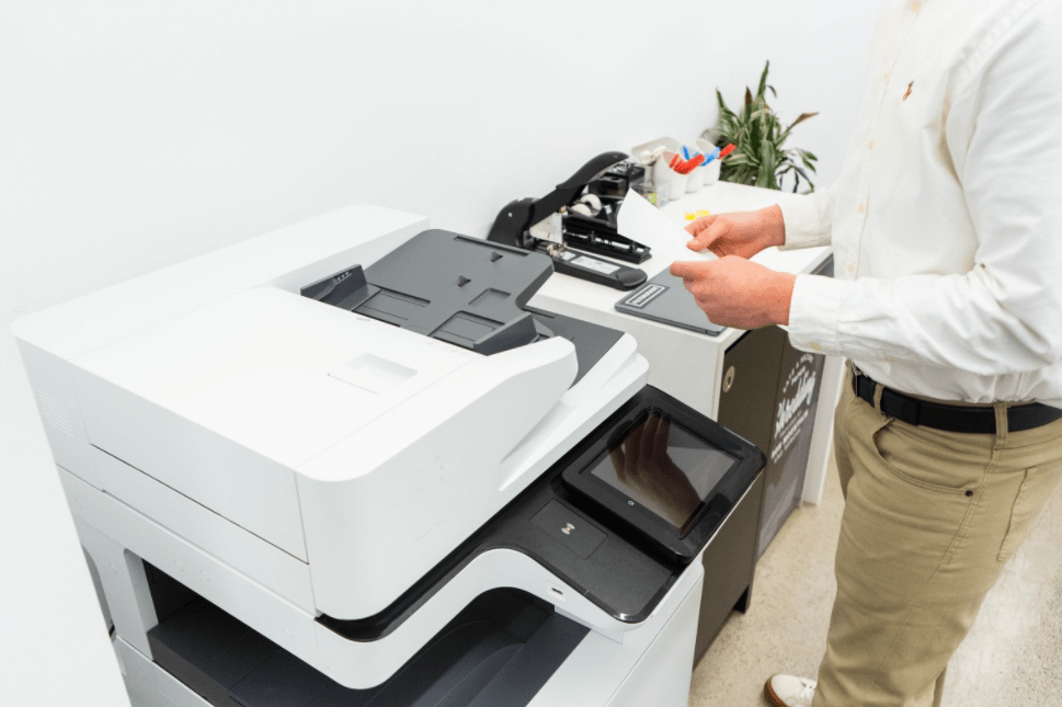 Una persona usa una fotocopiadora