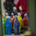 Botellas de colores en un aula