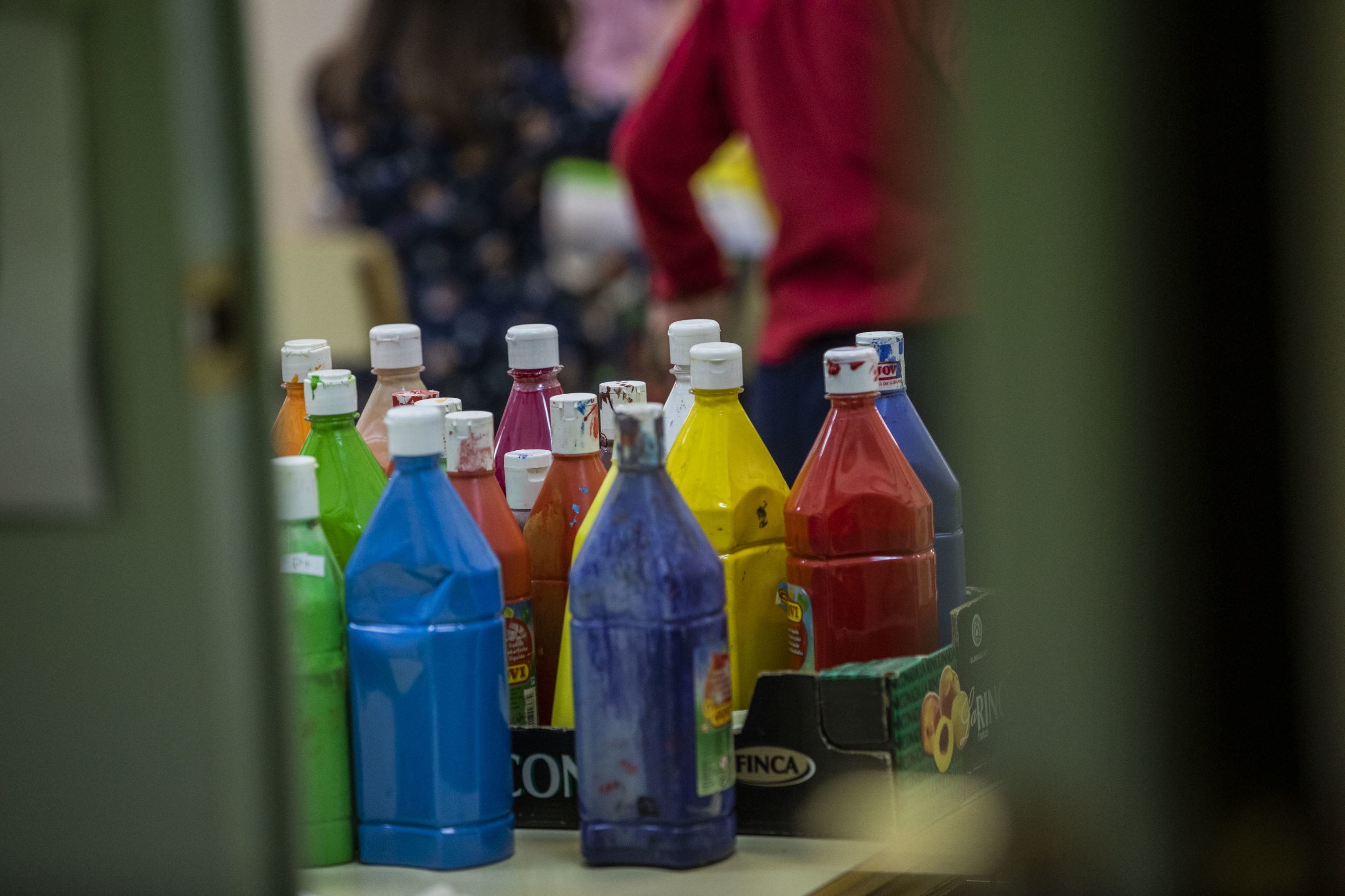 Botellas de colores en un aula
