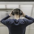 hombre con auriculares en el metro