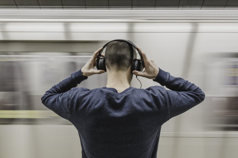 hombre con auriculares en el metro