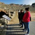 3 personas con discapacidad visitan unas ruinas romanas en Extremadura