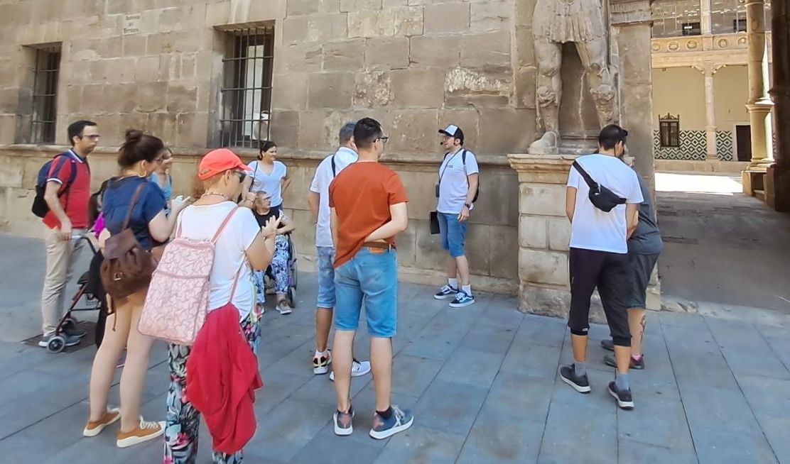 Ir a : Alejandro Torrubia consigue un empleo personalizado como guía turístico