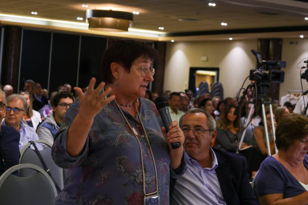Nines López toma el micrófono en el congreso de ética
