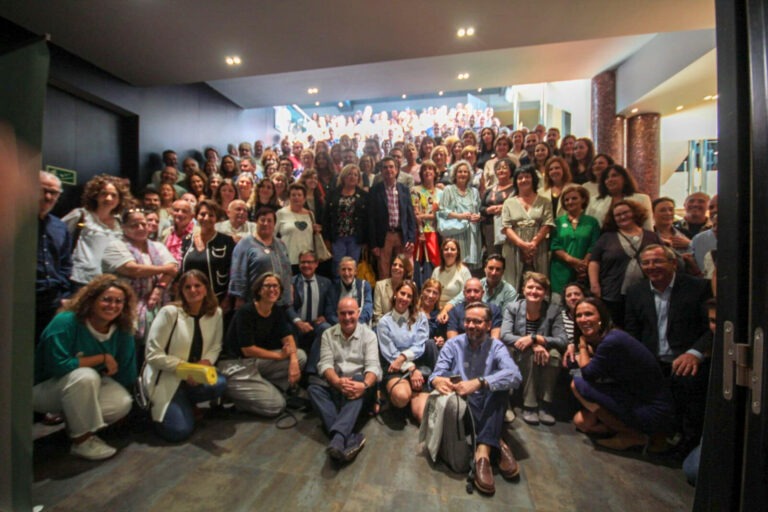Foto de grupo del congreso de ética: 200 personas posan en una escalera