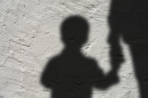 foto sombra niña niño violencia infantil vicaria